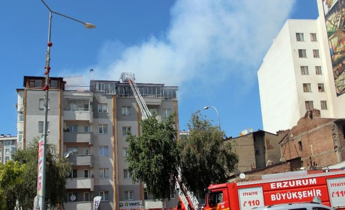 6 katlı binanın çatısı cayır cayır yandı