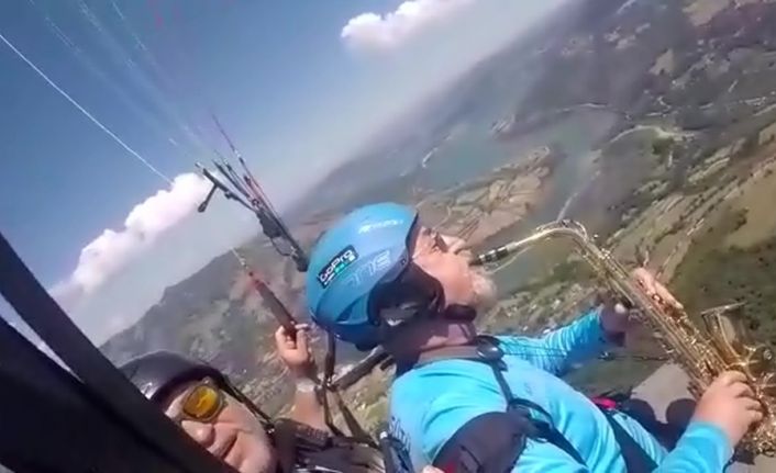 70 yaşındaki ihtiyar delikanlı gökyüzünde saksafon çaldı