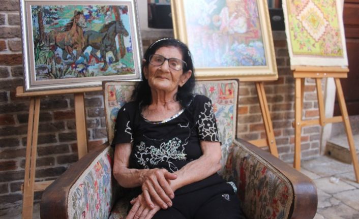 92 yaşındaki Pakize nine göz nuru eserlerini sergiledi