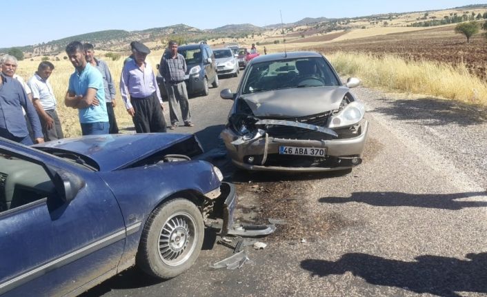 Adıyaman’da iki otomobil çarpıştı: 2 yaralı