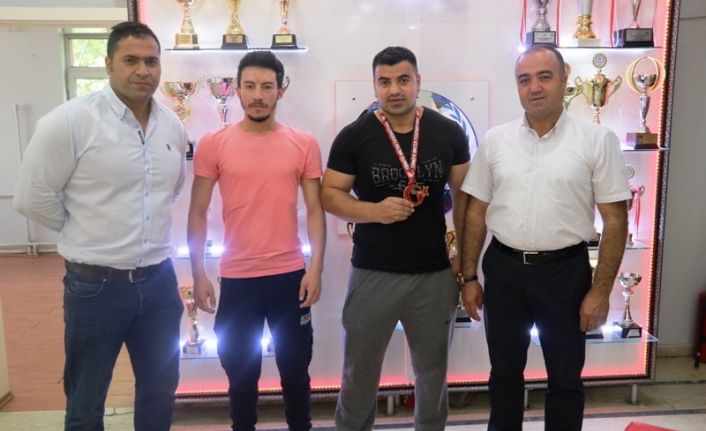 Ağrı Gençlik ve Sporu İl Müdür Vekili Budak, başarılı sporcuları tebrik etti