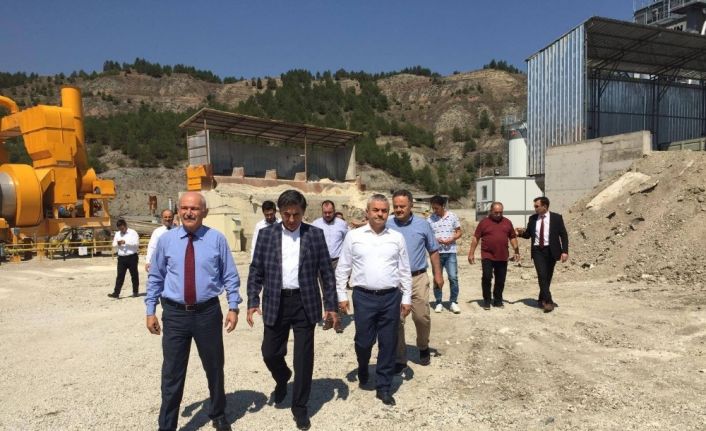 AK Partili vekiller İl Özel İdare’ye ait şantiye alanında incelemelerde bulundu