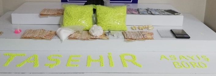 Ataşehir’de buzdolabına saklanmış halde uyuşturucu ele geçirildi