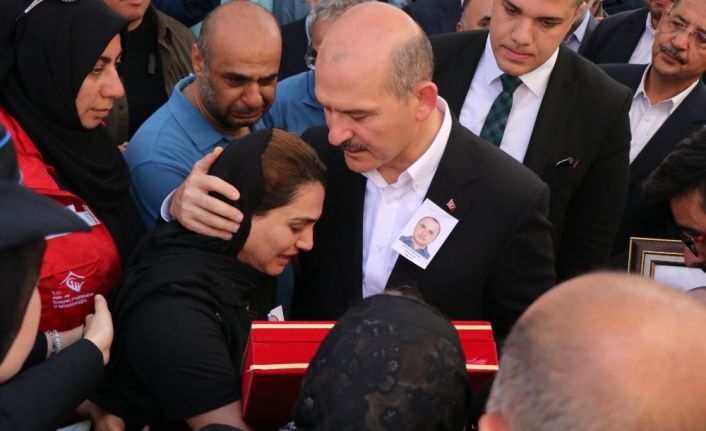 Bakan Soylu’dan şehit eşine: "O kahraman, sen de kahramansın"