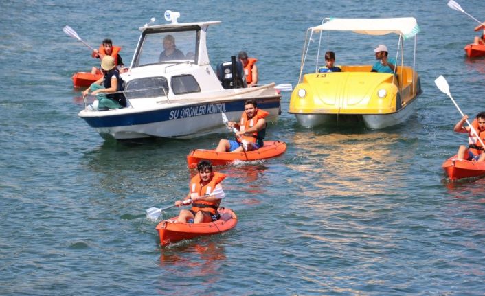 Balıkçı tekneleri göl üzerinde yarıştı