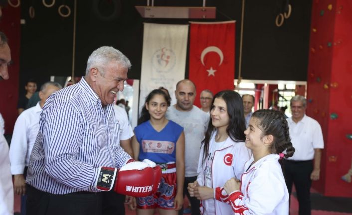 Başkan Atay, milli sporcularla açılışta buluştu