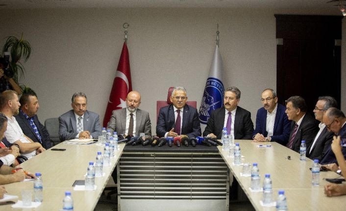 Başkan Büyükkılıç, ilçe belediye başkanları ve esnaf temsilcileri ile bir basın toplantısı yaptı