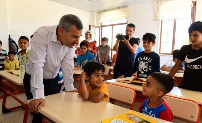 Başkan Çınar, başarılı öğrencileri portatif havuzla ödüllendirdi