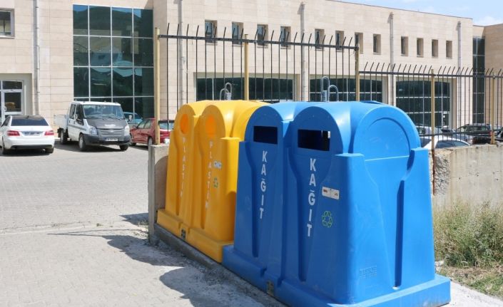 Bitlis’te çöp konteynerleri suni çimle kaplandı