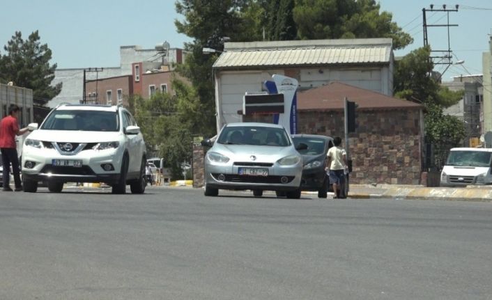 Çocuklar araçların arasına dalıp su satmaya çalışıyor