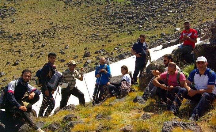 Dağcılar, Türkiye’nin volkanik en yüksek ikinci dağı olan Süphan Dağı’nın zirvesinde buluştu