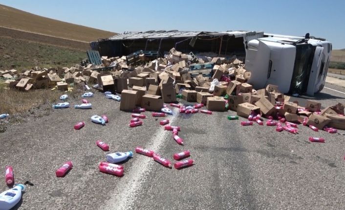 Deterjan yüklü tır devrildi: 1 yaralı