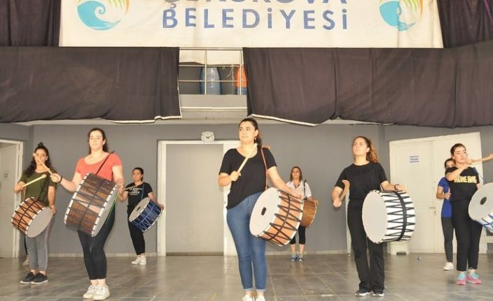 Genç kızların davul tutkusu