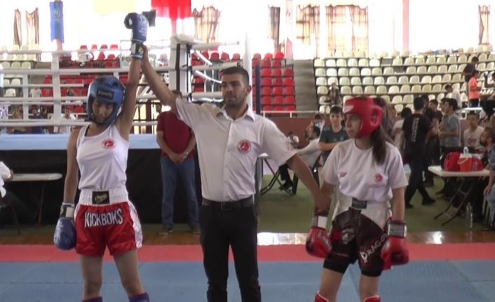 Genç sporcular kick boks bölge şampiyonluğu için ter döktü