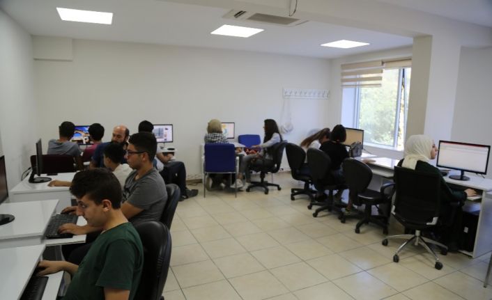 Gençler bilgisayar kursu ile çağa ayak uyduruyor
