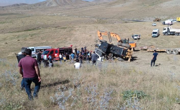 Greyder yüklü tır şarampole yuvarlandı: 4 yaralı