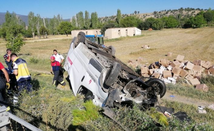 Hafif ticari araç takla attı: 1 ölü, 1 yaralı