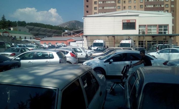 Hastanedeki otopark sıkıntısına bir türlü çözüm bulunamaması vatandaşları isyan ettiriyor
