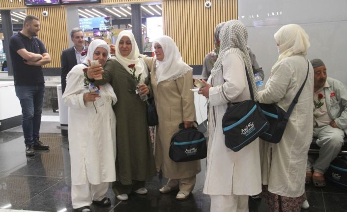 İlk Hac kafilesi dualarla kutsal topraklara uğurlandı