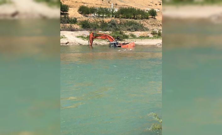 İş makinesi dere yatağında suya gömüldü