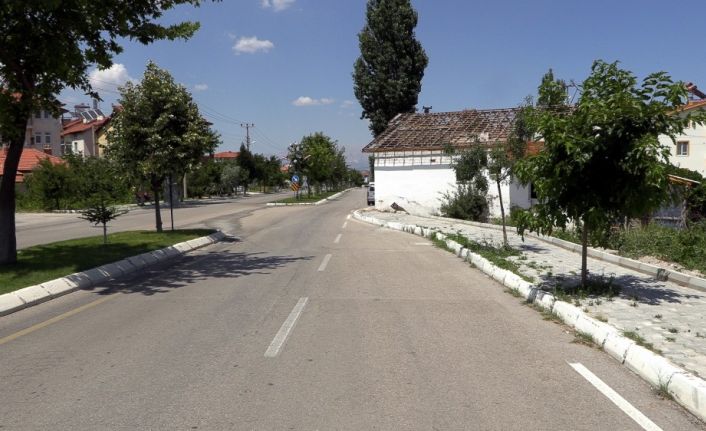 Isparta’da yol ortasındaki ev yıkılarak trafik güvenliği sorunu ortadan kaldırıldı