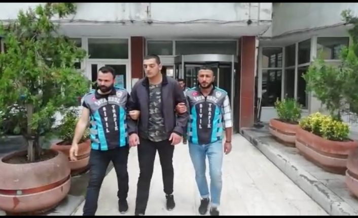 İstanbul’da  motosikletinin benzin deposunun üstüne oturup tek teker üzerinde giden maganda yakalandı
