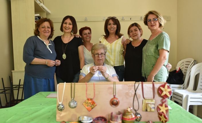 Kağıtlar kadınların elinde sanata dönüşüyor