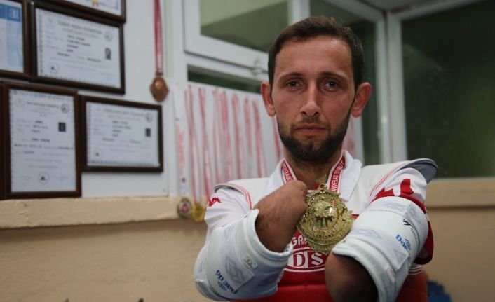 Kollarını kaybettikten sonra hayata spor ile tutundu