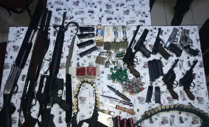 Konya’da kafe uygulamasında 10 tane silah ele geçirildi