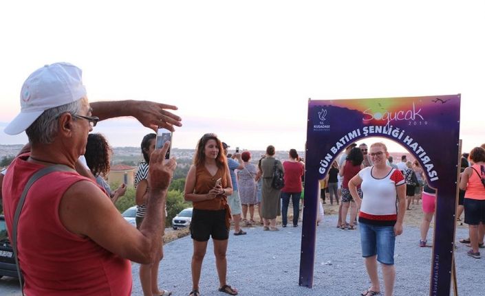 Kuşadası Soğucak’ta yüzlerce kişi, bando eşliğinde gün batımını seyretti