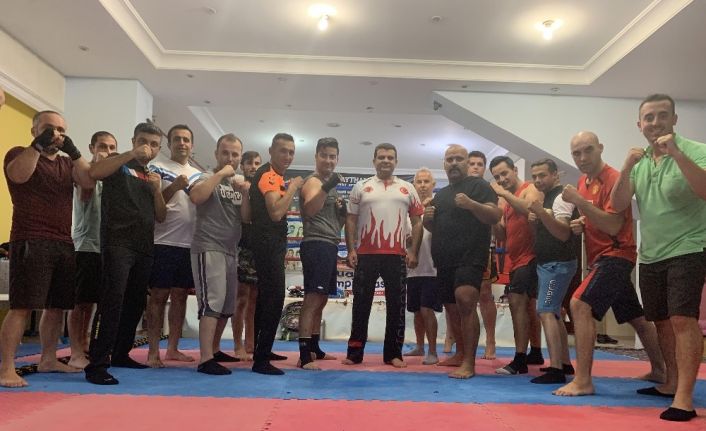 Kuşadası’nda belediye zabıtası ve güvenlik personeline kick boxs dersi veriliyor