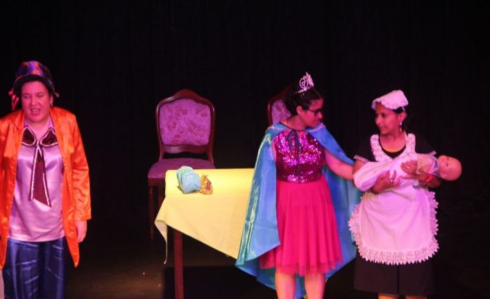 Kuşadası’nda engeller sahnede aşıldı