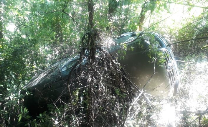 Lastiği patlayan araç, 30 metrelik uçuruma yuvarlandı