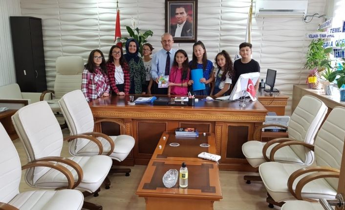 Masal Ağacı kitabının mimarları İlçe Milli Eğitim Müdürü Mahmut Demir’i ziyaret ettiler