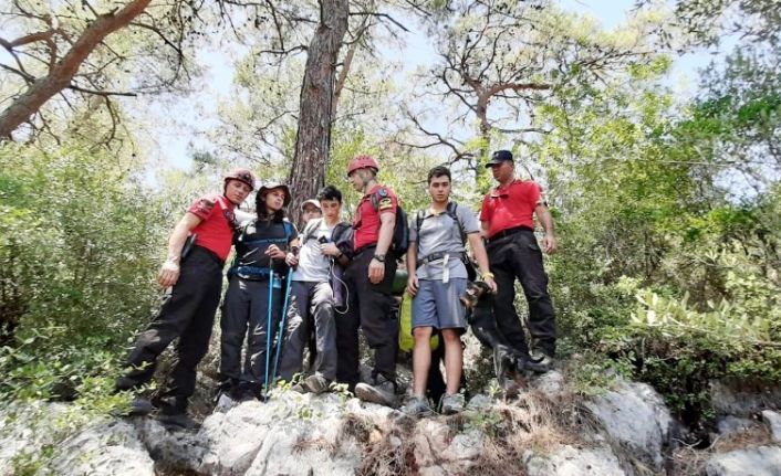 Ormanlık alanda kaybolan 4 tatilciyi JAK buldu