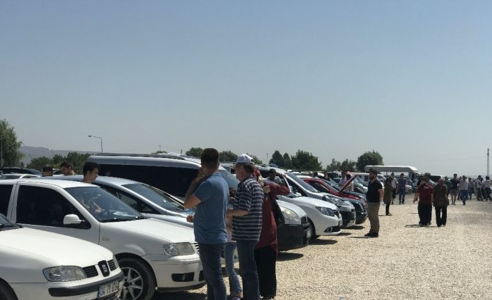 Oto Pazarı’nda bayram yoğunluğu