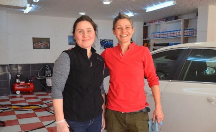 Oto yıkama dükkanında iki kız kardeş erkek meslektaşlarına taş çıkartıyor