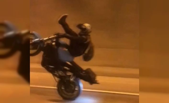 (Özel) Dolmabahçe Tüneli’nde motosikletli maganda deponun üstüne oturup tek tekerlek üzerinde gitti