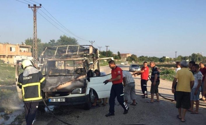 Park halindeki kamyonet yanarak kullanılamaz hale geldi