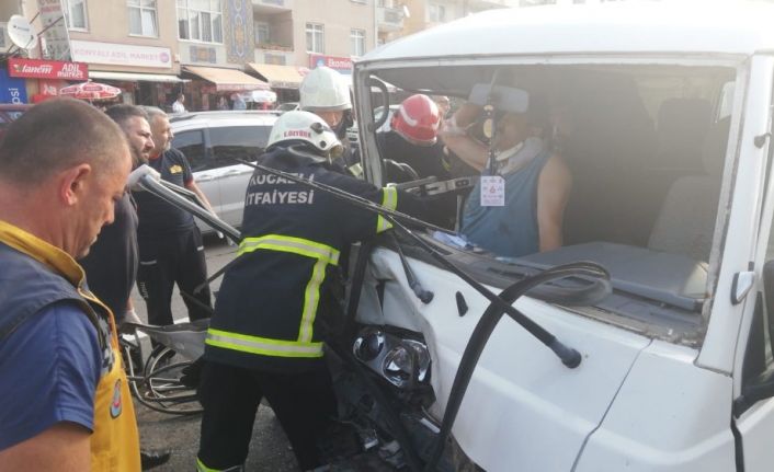 Park halindeyken hareket eden panelvan araç kazaya neden oldu: 1’i ağır 2 yaralı