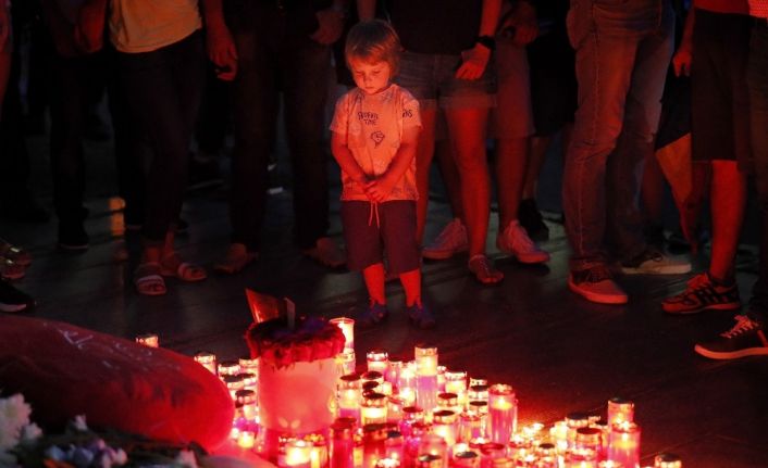 Romanya’da kaçırılan genç kız için halk sokağa döküldü