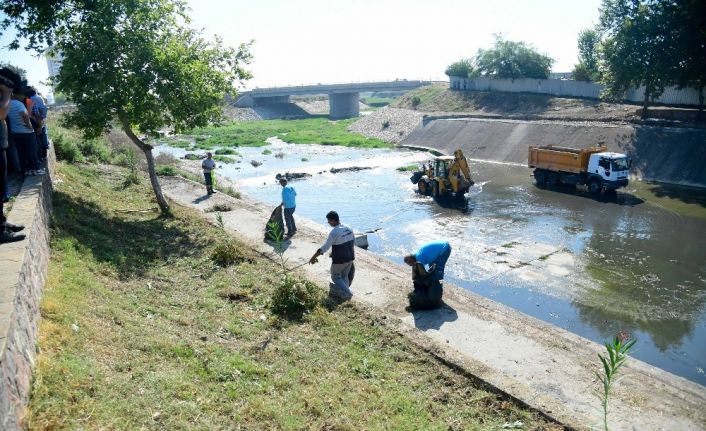 Sarıçam Deresi’nde hummalı temizlik çalışması