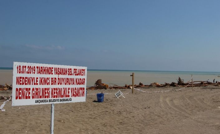 Sel nedeniyle Akçakoca’da denize girmek yasaklandı
