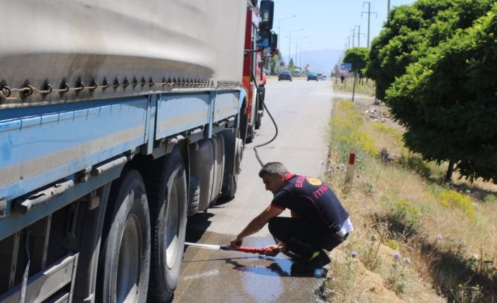 Seyir halindeki tırın balatalarından çıkan duman yürekleri ağza getirdi