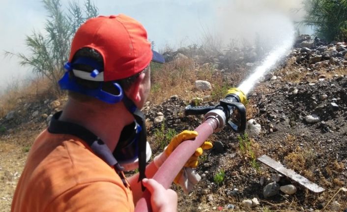 Silifke’de orman yangını yüzünden bazı evler boşaltıldı, yollar trafiğe kapatıldı