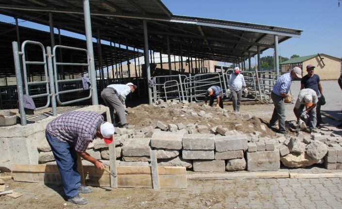 Şuhut Hayvan Borsası’nın hayvan indirme rampasına ilave ek yapılıyor