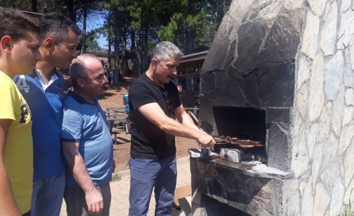 Süs tavuğu besleyen dernek 1. Yılını mangalda tavuk kanat yaparak kutladı