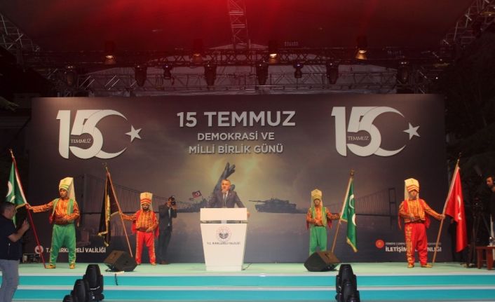 Vali Bilgin: "İçki masalarında ’yaşasın darbe’ diyen belediye başkanlarını lanetliyorum"