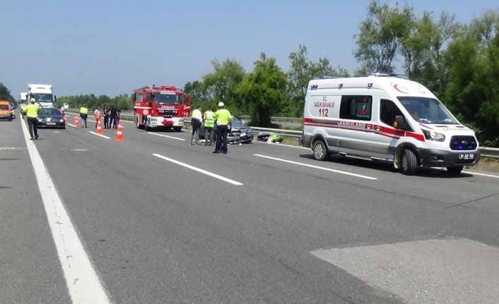 Yabancı plakalı otomobil tıra arkadan çarptı: 3 yaralı