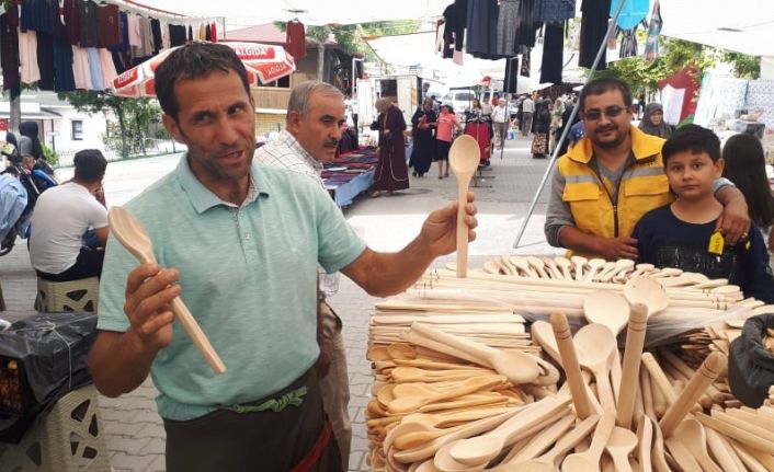3O yıldır tahta kaşık, çatal, kevgir üretip satarak geçimini sağlıyor